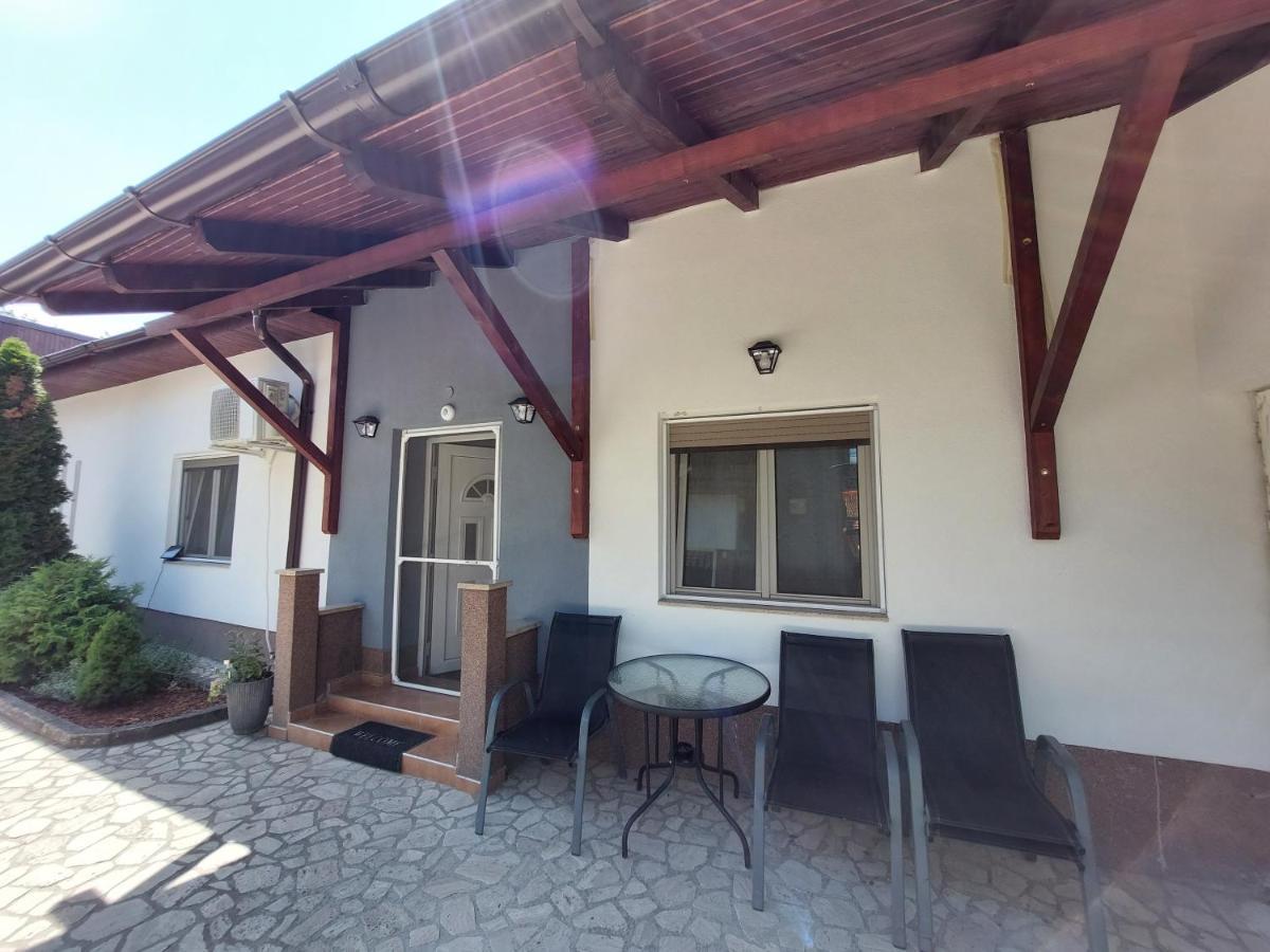 Cozy, Quiet & Family Friendly In Arad Apartman Kültér fotó